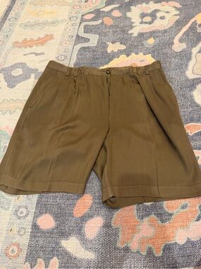 Men's Flat Front Pleated Shorts in Olive